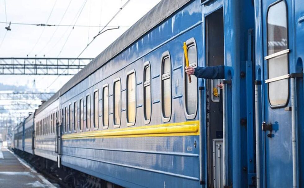 Через обстріли залізниці на Полтавщині деякі поїзди досі запізнюються. Наскільки