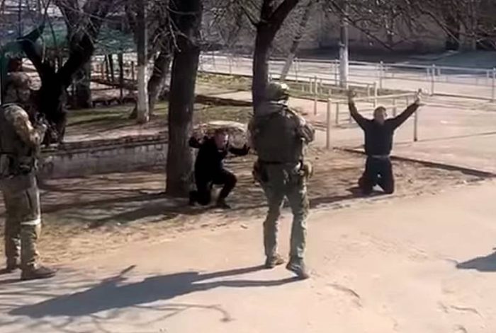 «Живий щит» із дітей. Рашисти знущаються на окупованих територіях