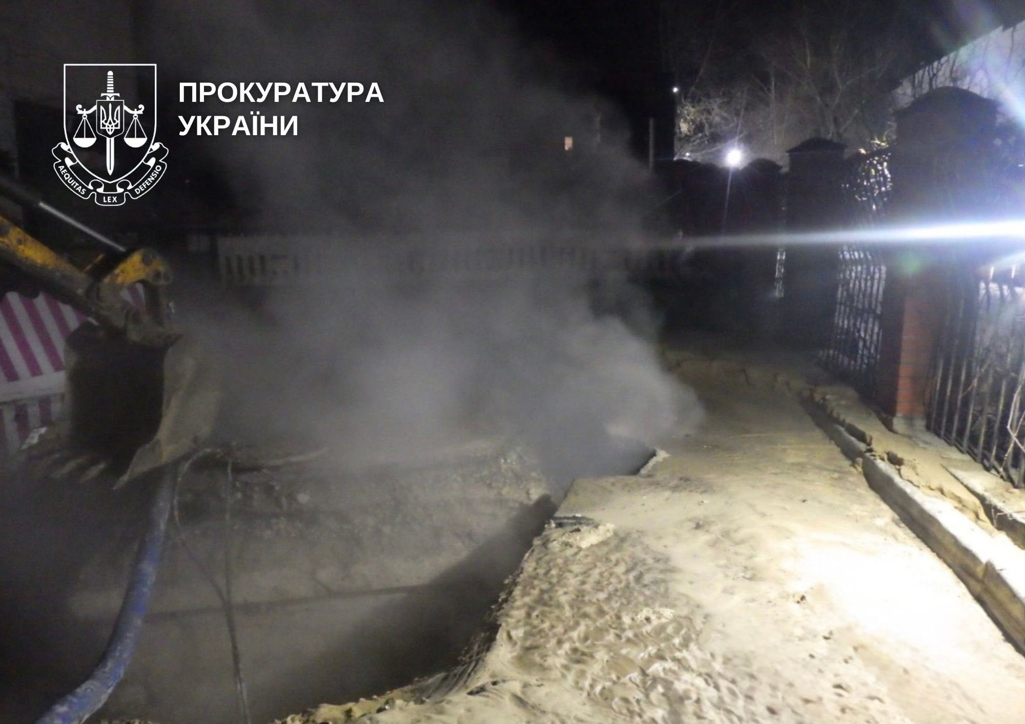 У Києві 16-річна дівчина впала в яму з окропом: Хто відповідатиме