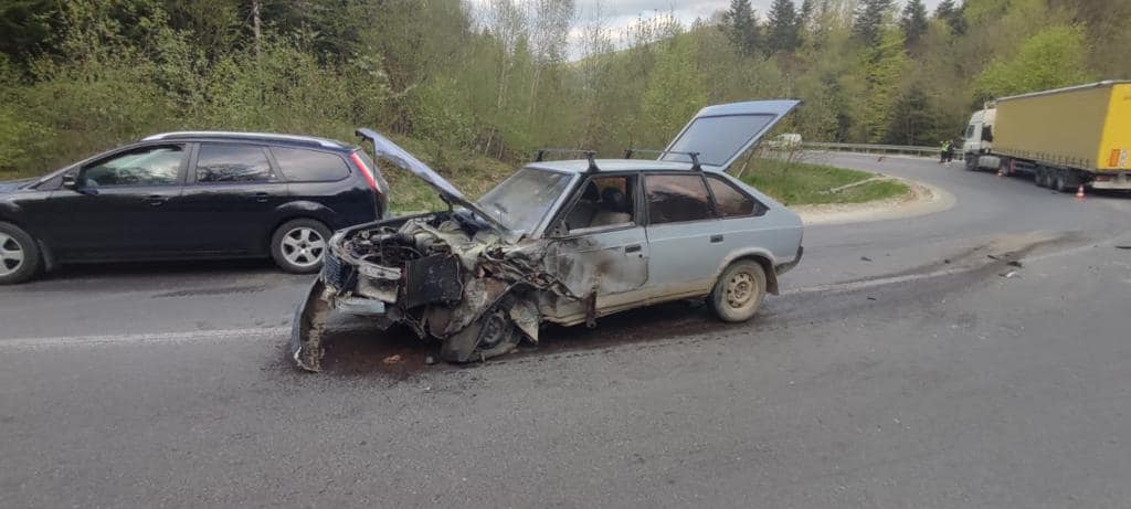 На Львівщині зіткнулися фура і легкове авто: одного із водіїв госпіталізували