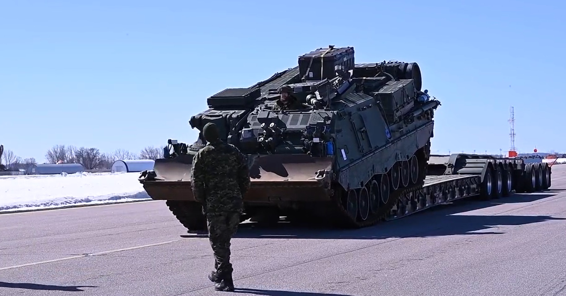 Канада відправила в Україну броньовані ремонтно-евакуаційні машини Bergepanzer 3