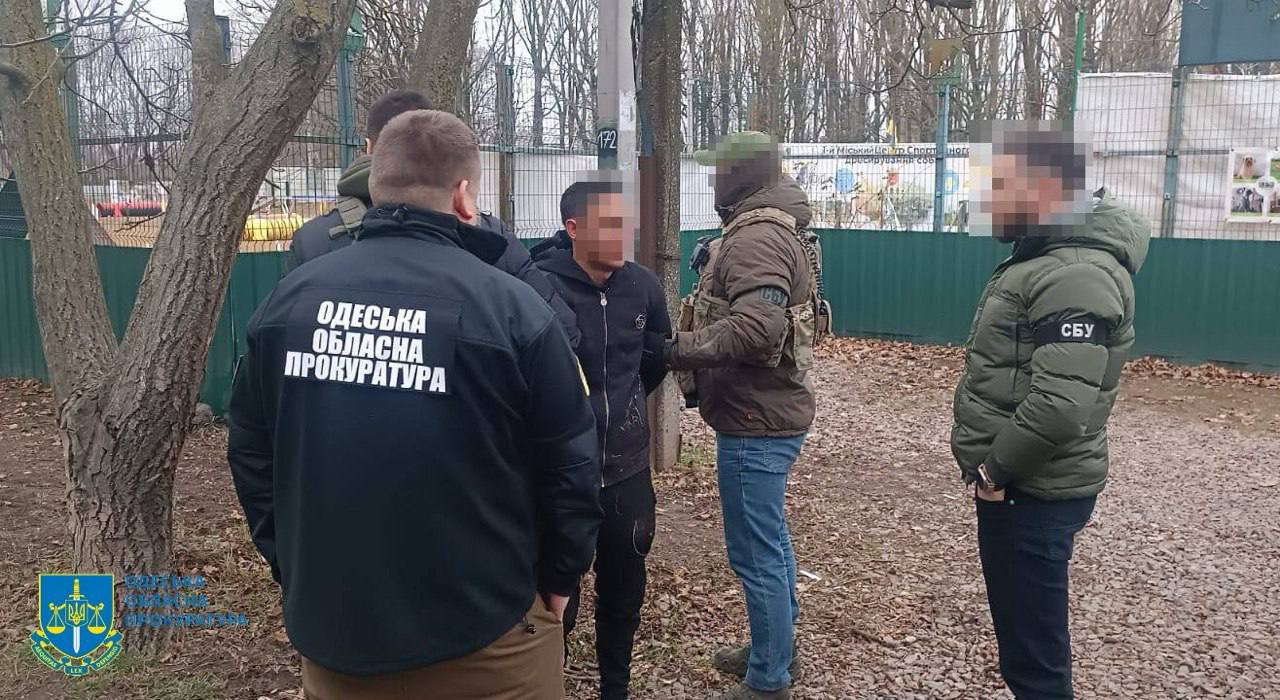 Коригували удари на півдні України: СБУ затримала агента РФ і його 15-річного спільника (фото)