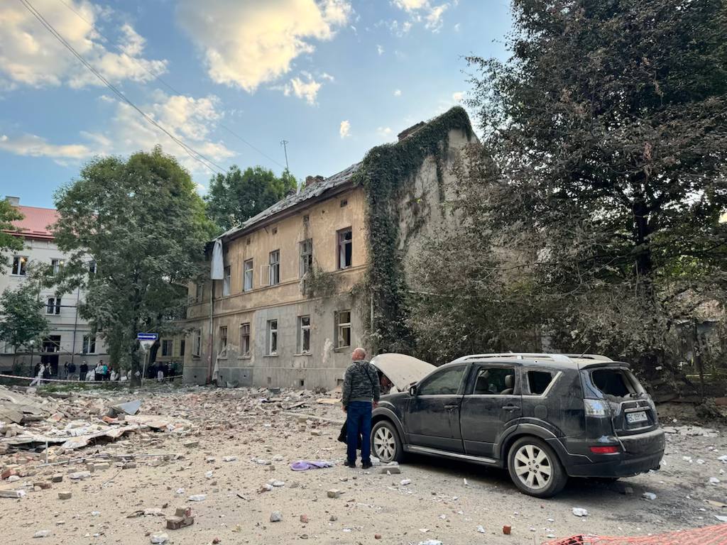 Перші кадри з місця атаки на Львів: Стало відомо, куди поцілив ворог