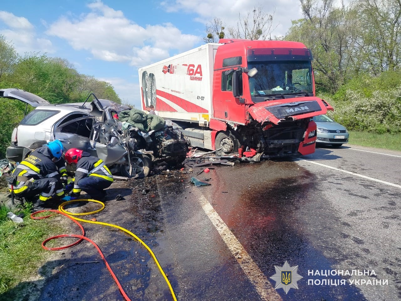 На Львівщині внаслідок зіткнення з вантажівкою загинуло троє людей (фото)