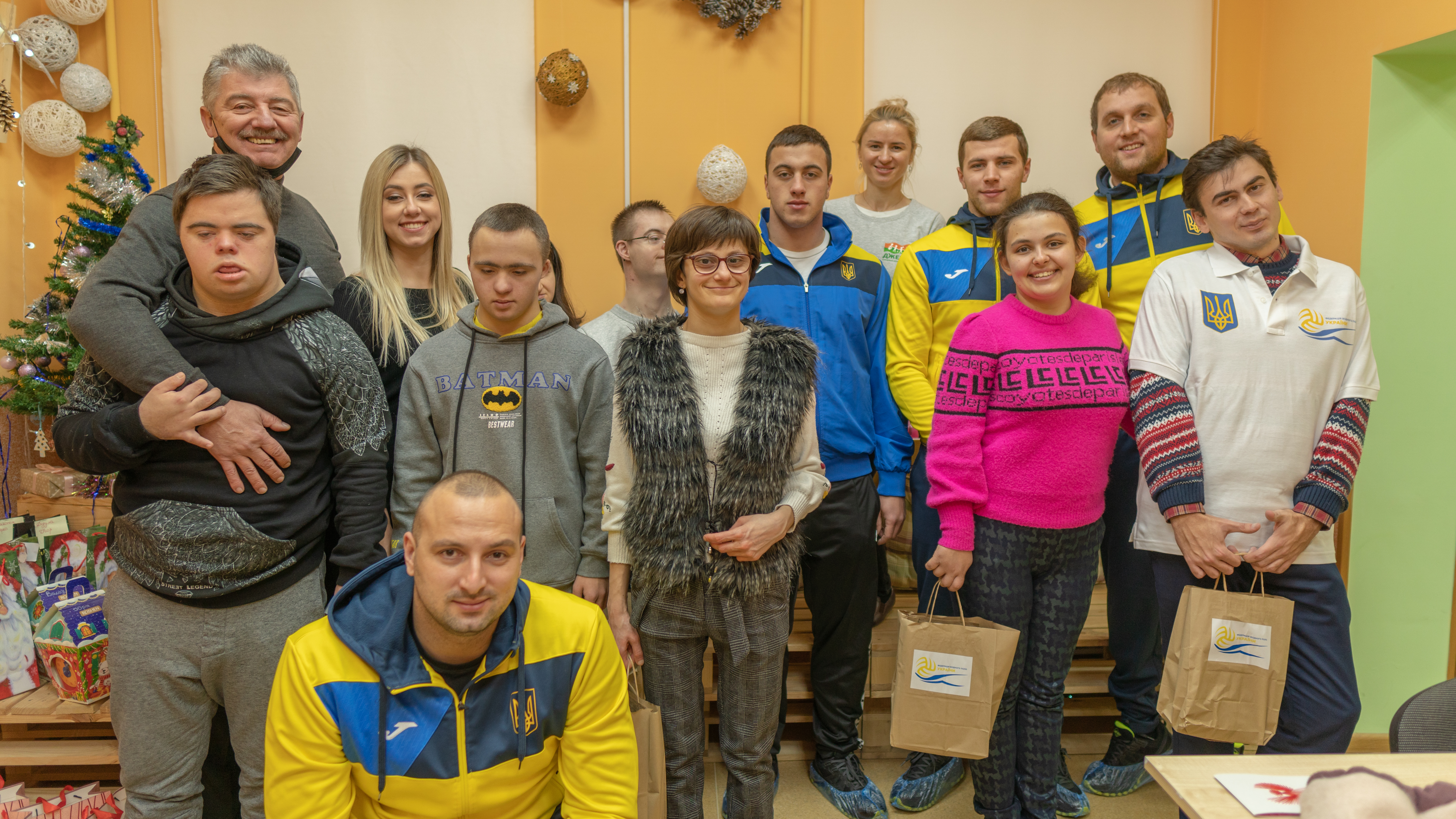 Українські ватерполісти стали помічниками Миколая для реабілітаційного центру «Джерело»