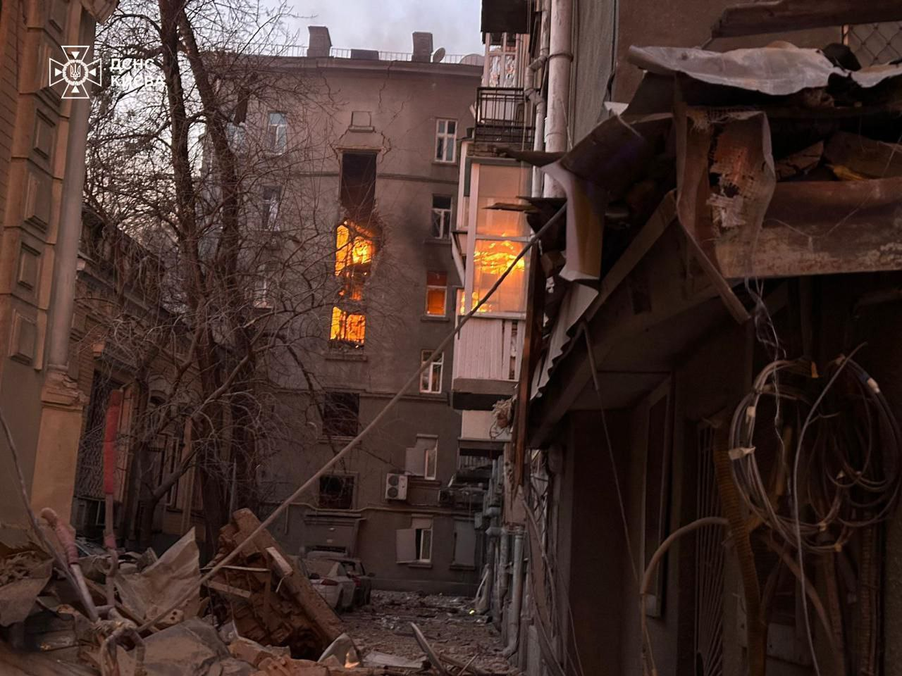Зросла кількість загиблих через удар "шахедів" по Києву (фото)