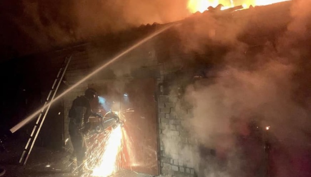 Росіяни вночі обстріляли Херсон: горів гаражний кооператив
