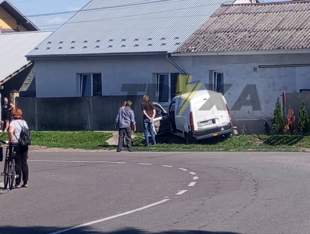 На Львівщині авто врізалося в будинок: перше фото з аварії