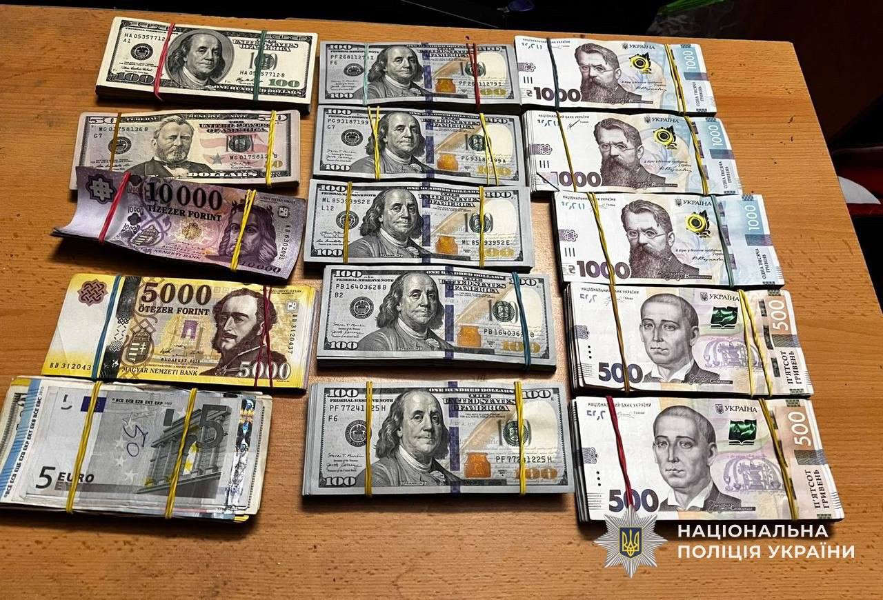 На Закарпатті у голови ВЛК знайшли сотні тисяч доларів