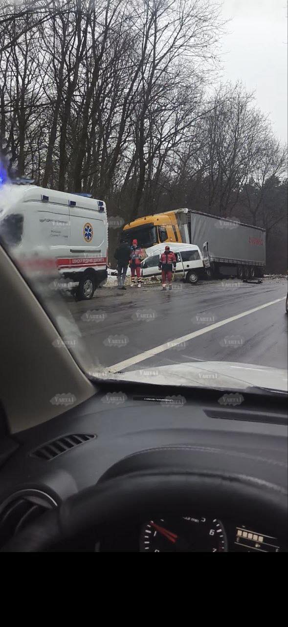 На Львівщині в аварії загинуло двоє людей: Перше фото з місця