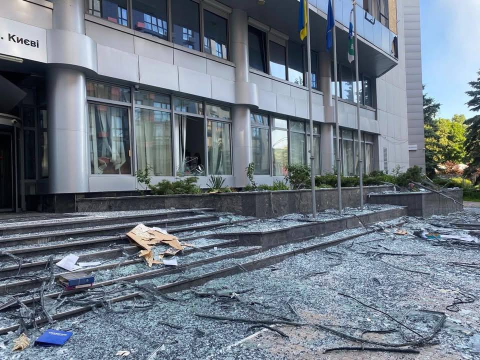 Як виглядає будівля Головного управління Державної податкової служби після ворожої атаки