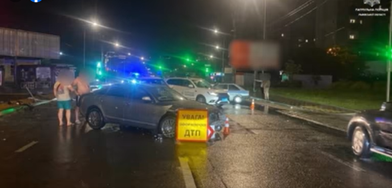 У Львові водій Audi зніс електроопору та влаштував потрійну ДТП