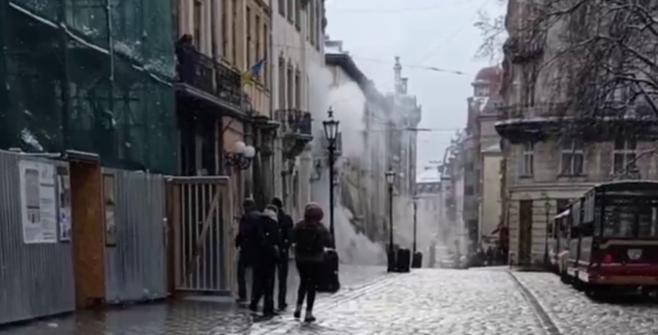 У центрі Львова лунають вибухи і видно задимлення: що відомо