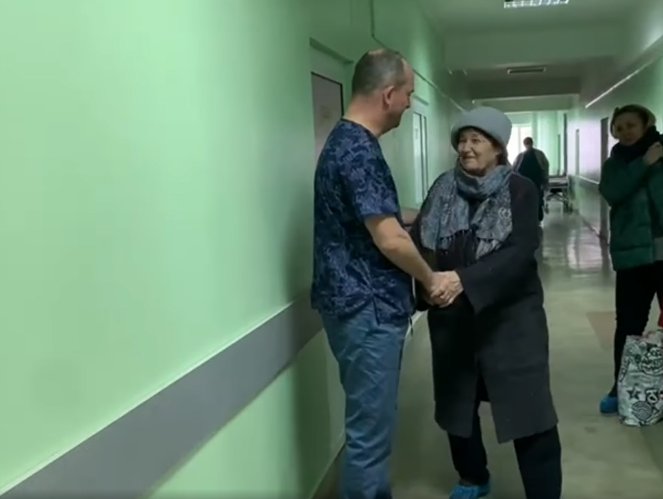 Не могла розігнути спину. Львівські медики врятували 76-річну жінку