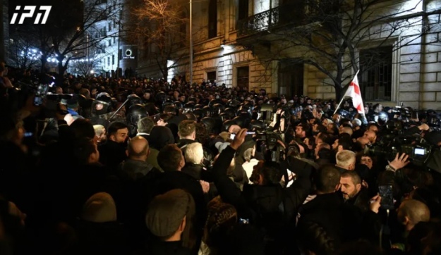 У Грузії розпочалися сутички через скандальний законопроєкт про "іноагентів". Оновлено (від 20:20)