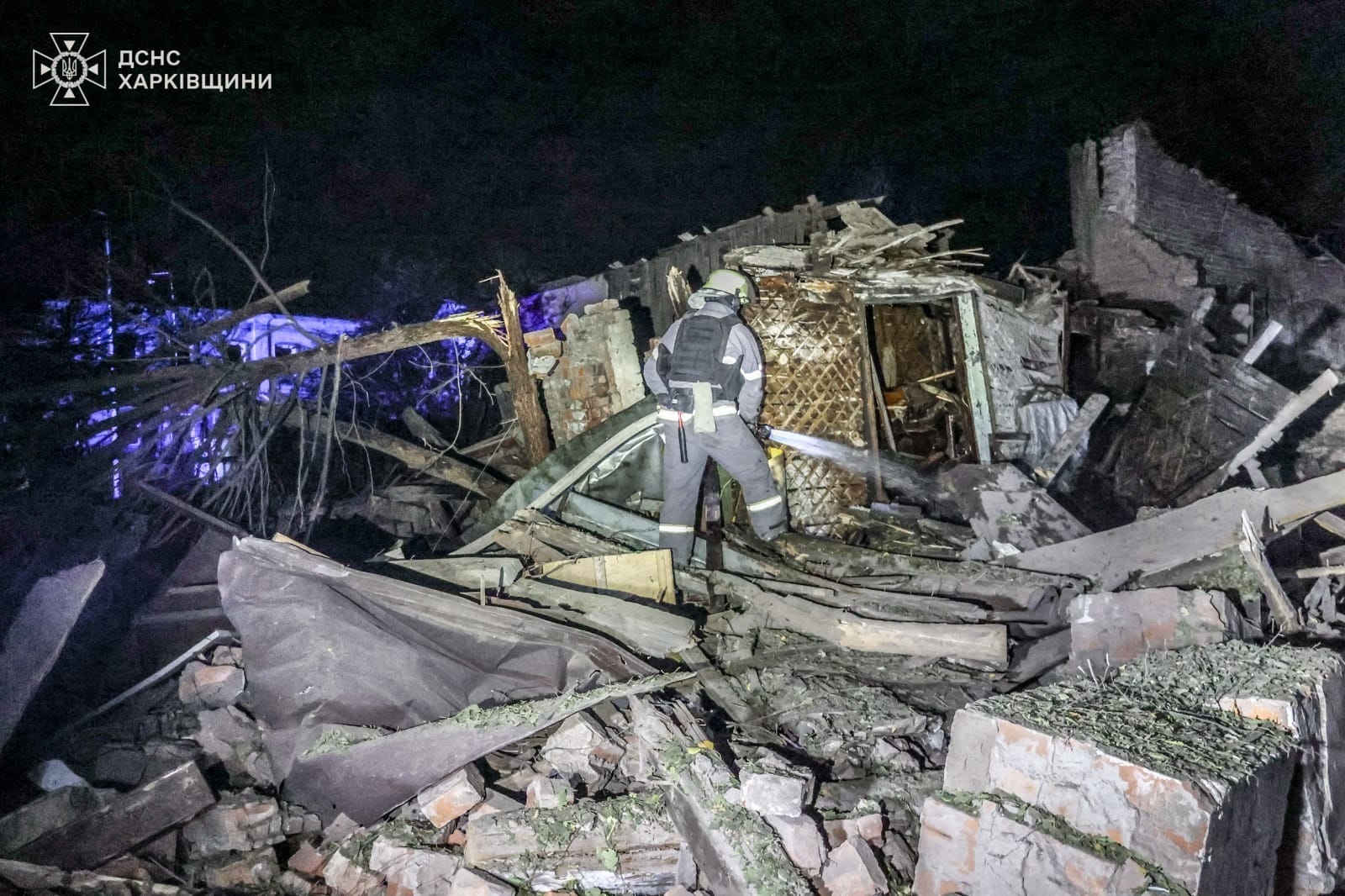 Під ударами авіабомб - житлові квартали: у мережі показали фото наслідків удару по Харкову
