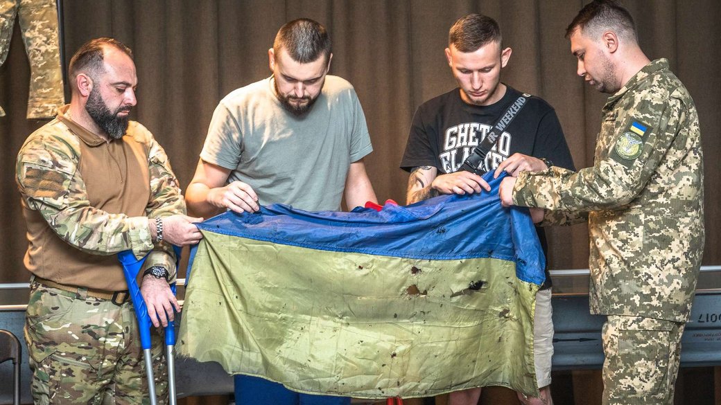 Прапор захисників Маріуполя з «Азовсталі» передали в київський музей