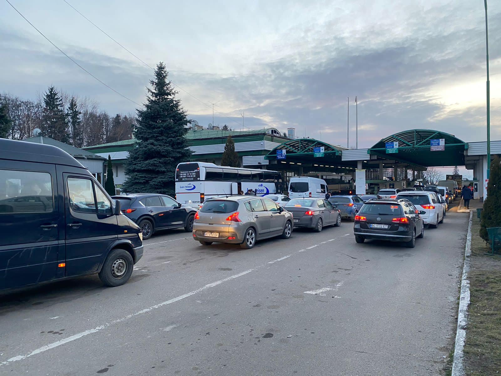 Жінка сховала свого 50-річного чоловіка у багажнику, щоб вивезти за кордон