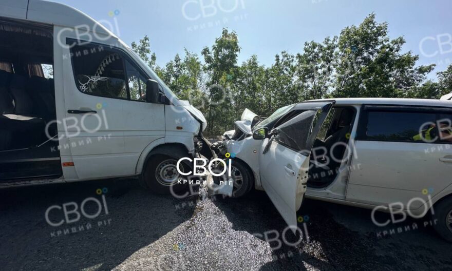 У Кривому Розі автобус з пасажирами потрапив в аварію (фото)