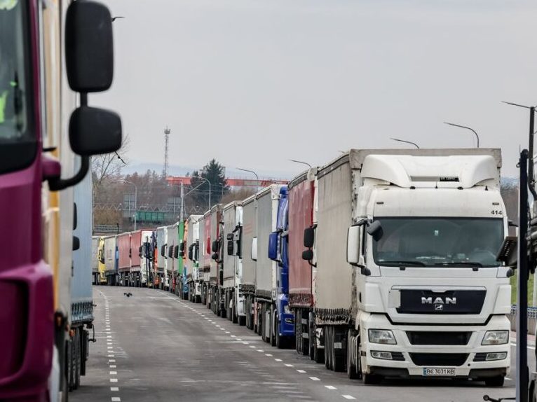 Словацький кордон: у черзі на в’їзд в Україну стоять 955 вантажівок
