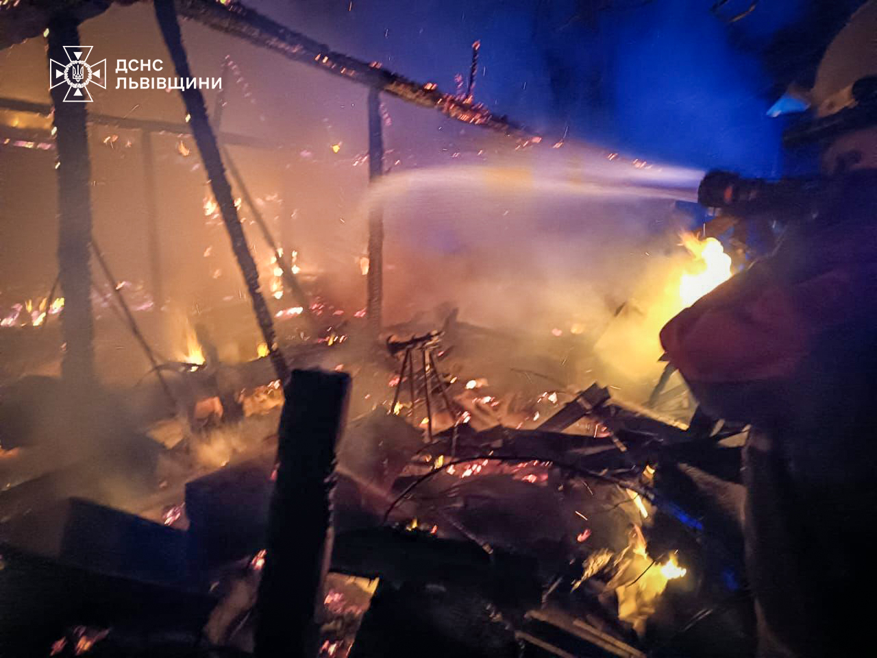На Львівщині ледь не згорів будинок