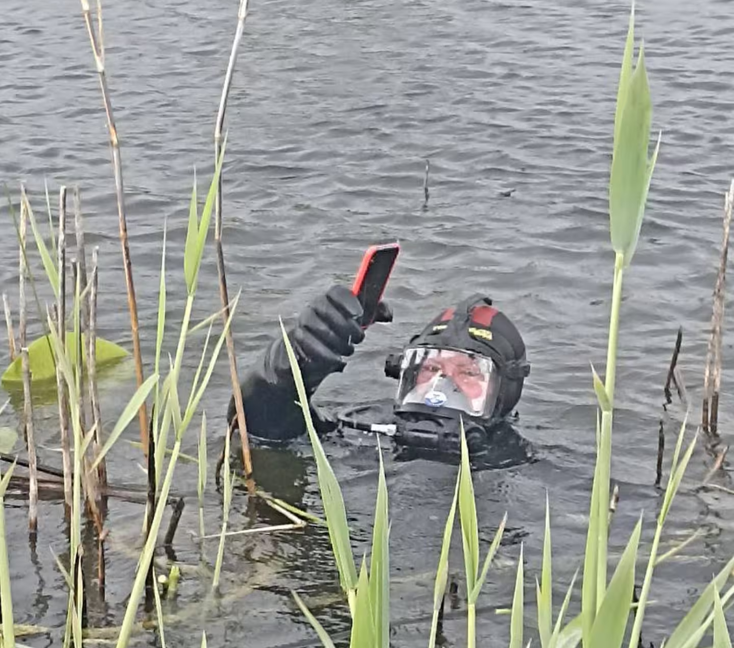 На Львівщині в озері шукали речові докази: фото операції