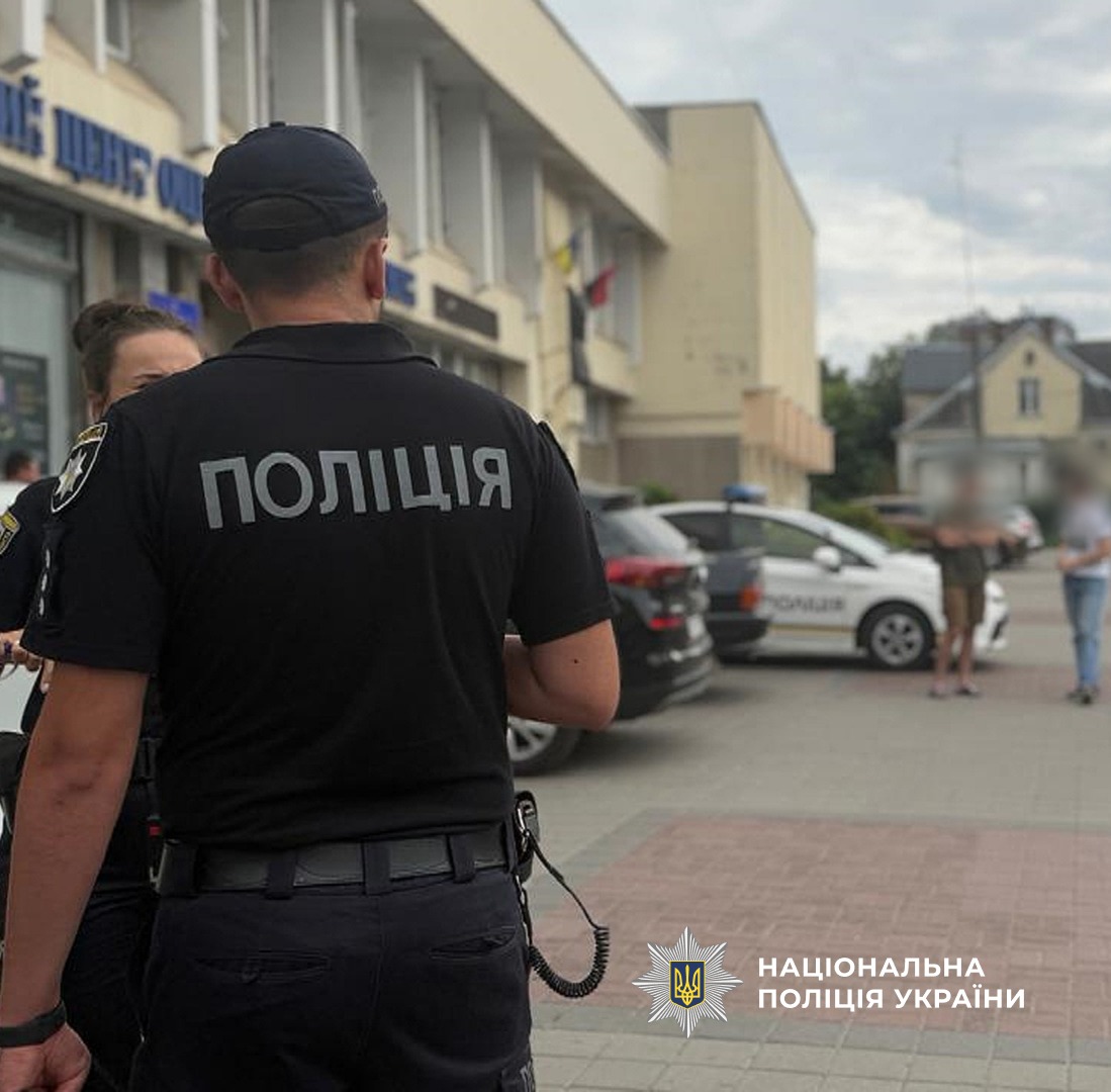 В Івано-Франківську молодики на «Tesla» роз’їжджали містом із макетом зброї (ВІДЕО/ФОТО)