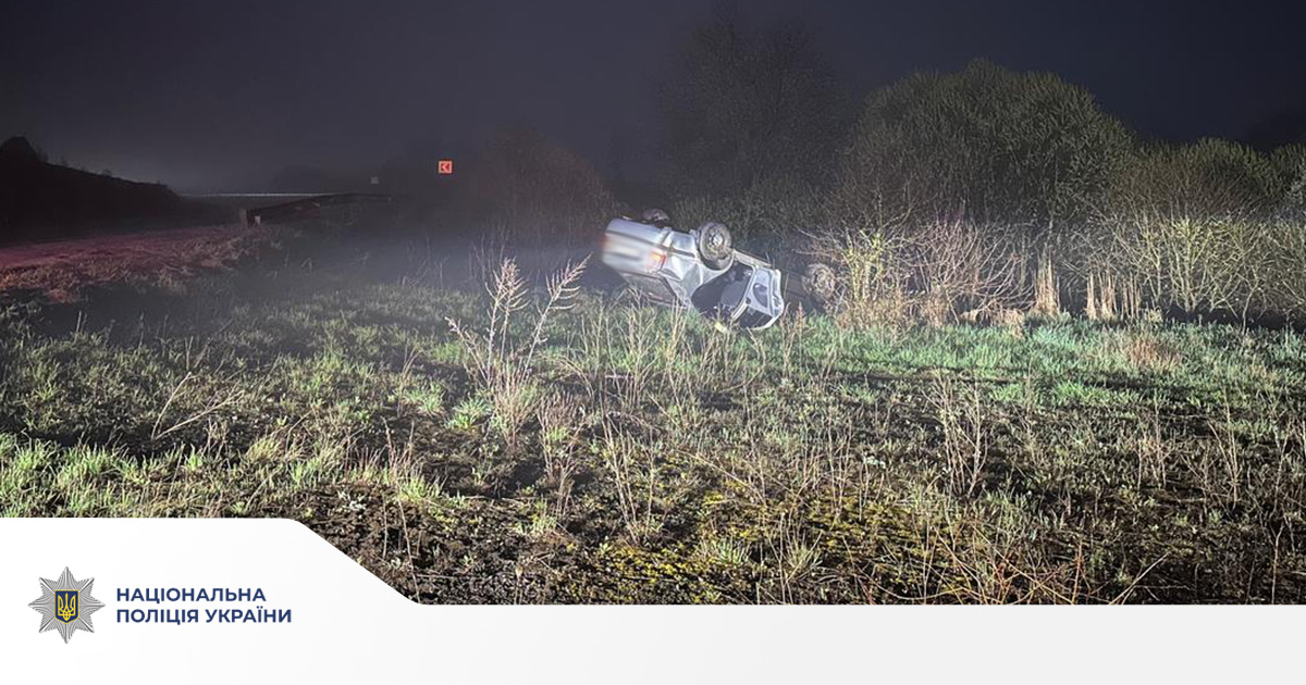 Автомобіль перекинувся: на Львівщині через п’яного водія у лікарні опинилися двоє підлітків (фото)