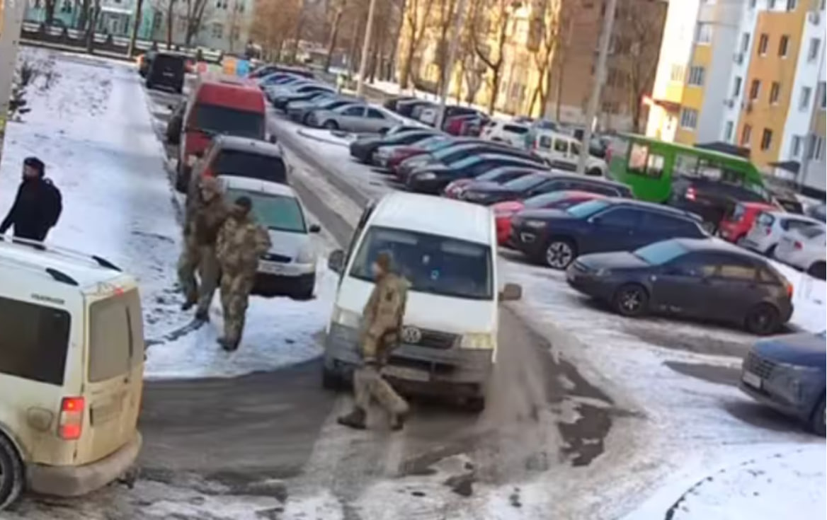 У мережах поширюють відео, де чоловіка зіштовхують з велосипеда та "мобілізують" прямо на вулиці