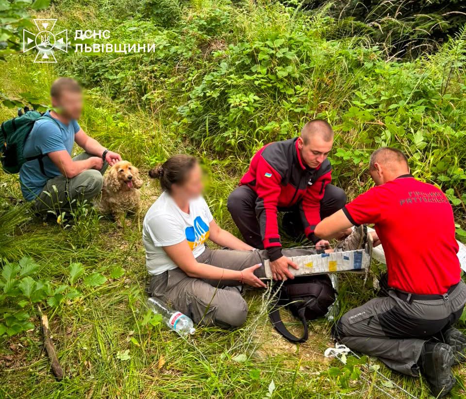 Зламала ногу під час походу: рятувальники евакуювали львів'янку з гори Кудрявець (фото)