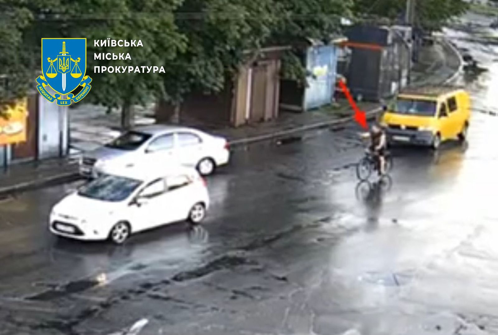 У Києві велосипедист стріляв по авто волонтерки, бо його забризкали з калюжі (фото)