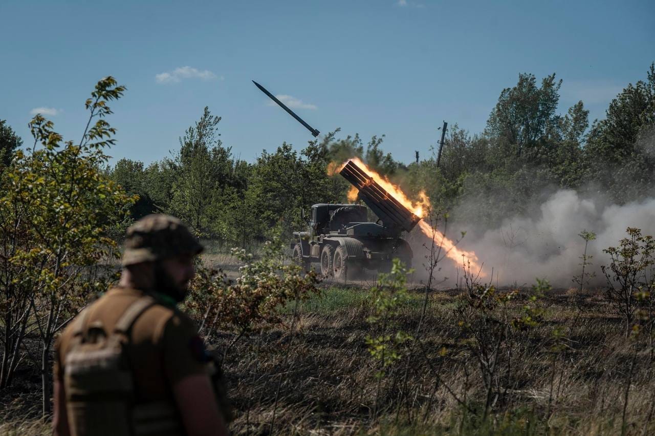 Ракетники і артилерія відпрацювали по складах і "важливих цілях" ворога, - Генштаб