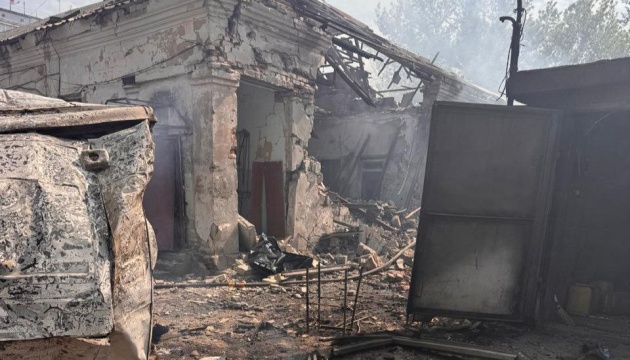 Росіяни влучили у триповерхівку на Донеччині: є поранені, під завалами люди