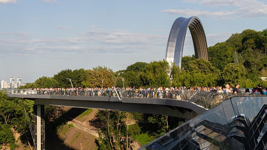 У Києві чоловік зістрибнув зі «скляного» мосту: що відомо