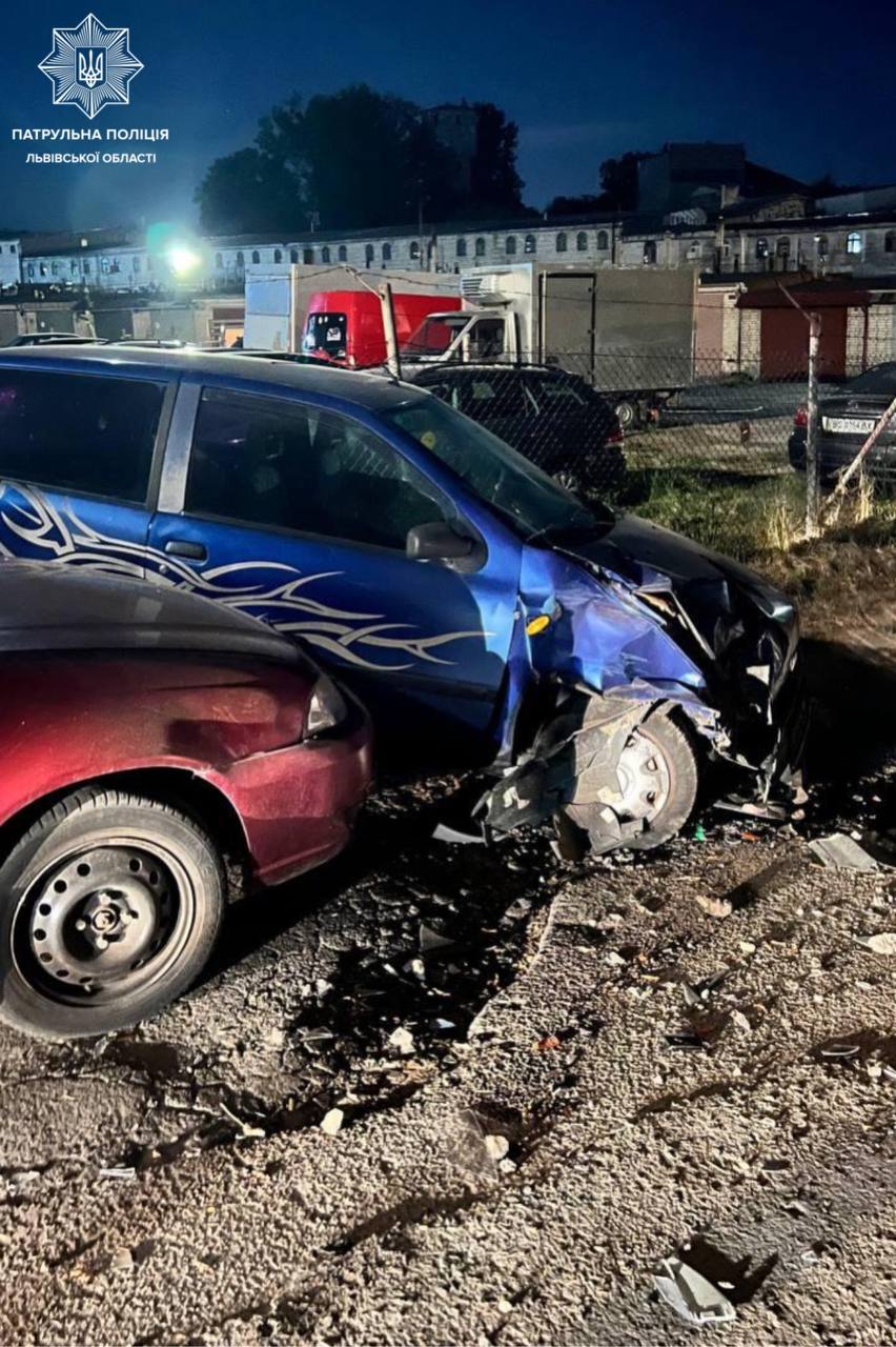У Львові п'яний водій в'їхав у припарковані авто