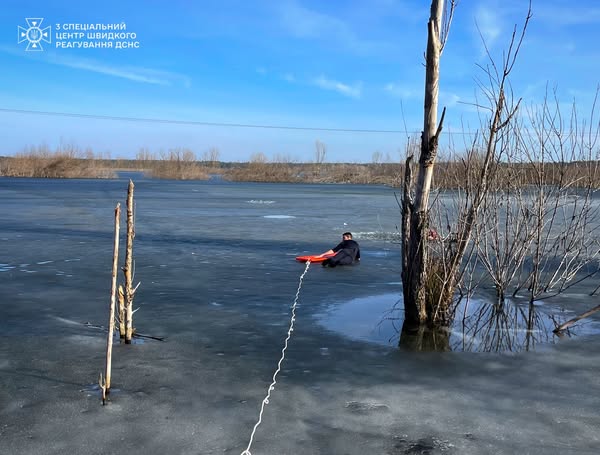 На Київщині рятувальники врятували двох рибалок, які провалилися під лід (відео)