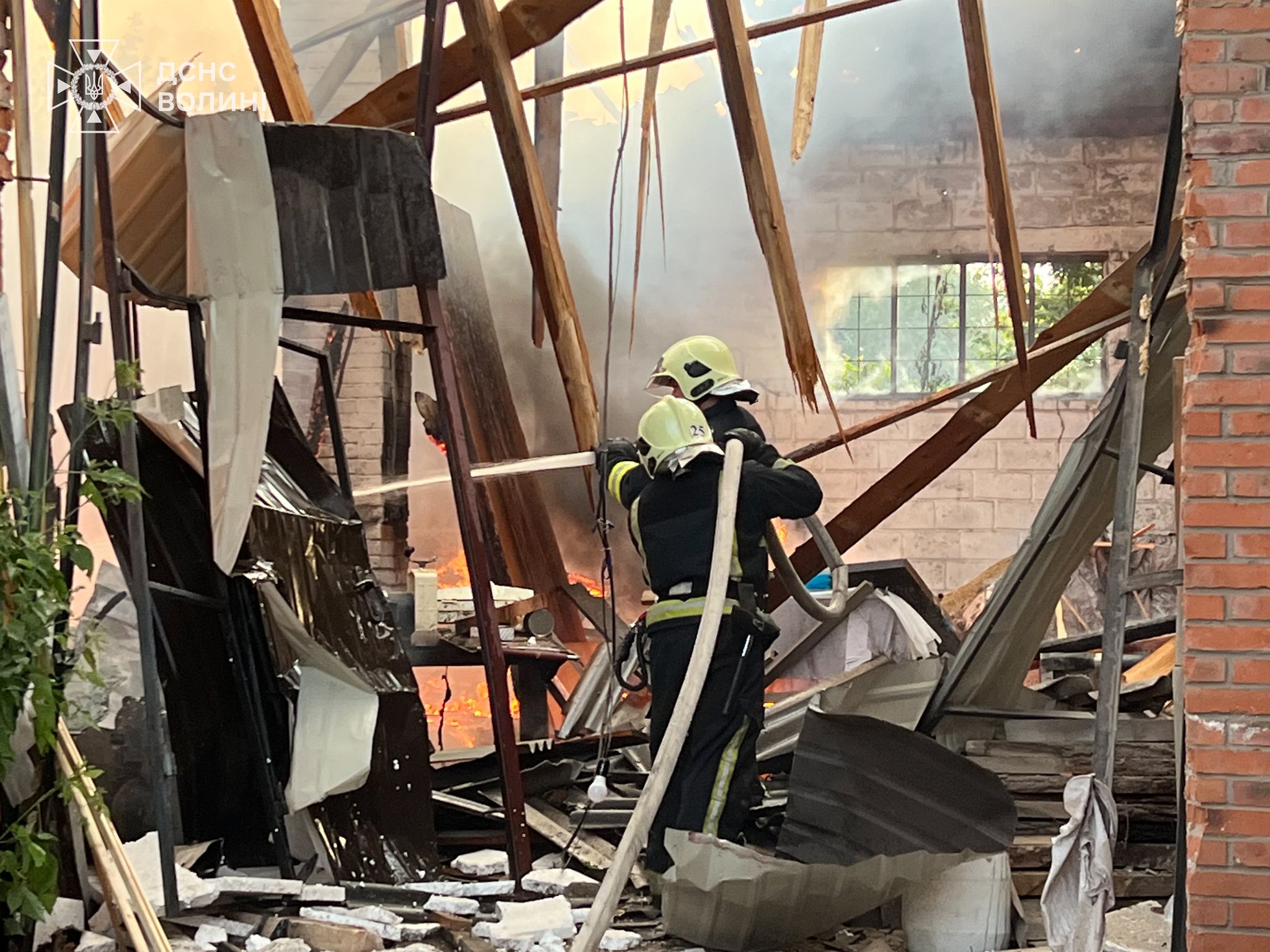 Нічний удар по Луцьку: з'явилися нові фото з місця вибуху