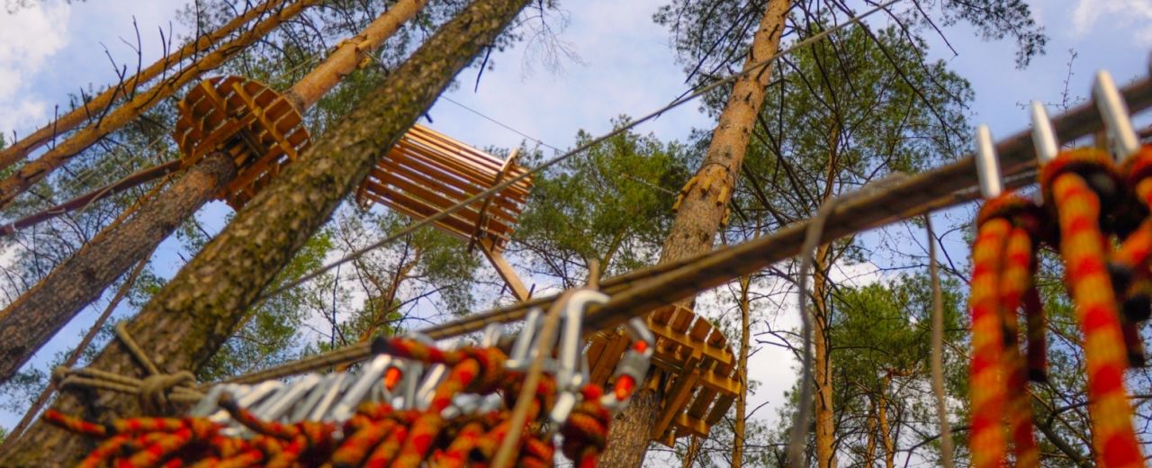 У Києві підліток упав із мотузкового атракціону: поліція розпочала розслідування