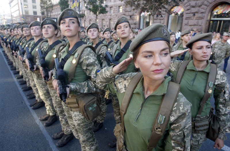 В Україні введуть добровільний військовий облік жінок
