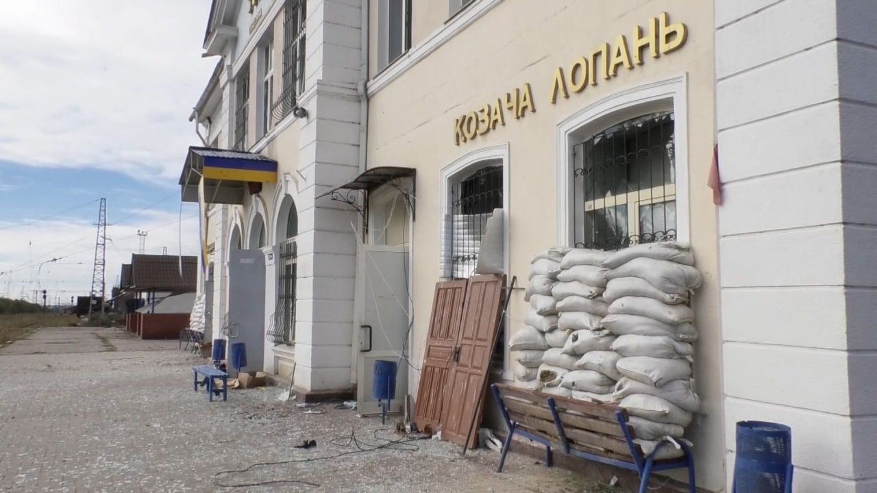 Під завалами сільради у Козачій Лопані перебувають троє жінок. Їхній стан - невідомий (оновлено)