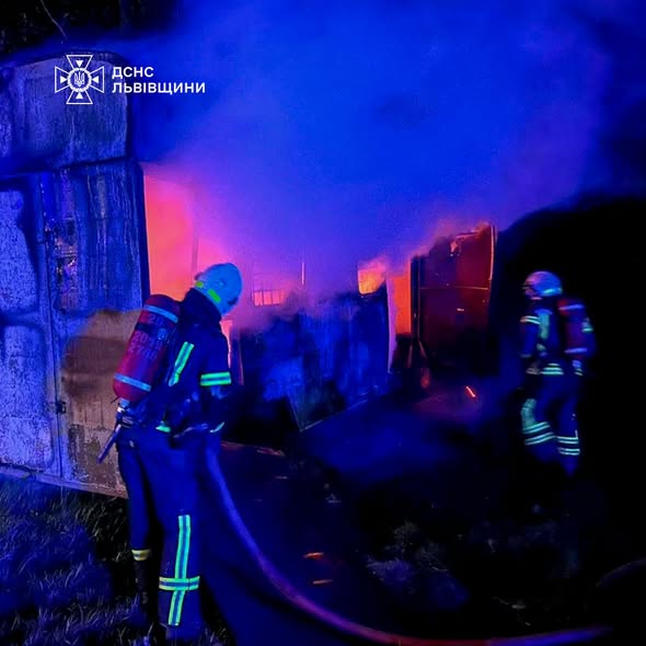 Вночі у Львові вирувала потужна пожежа: з'явилися фото