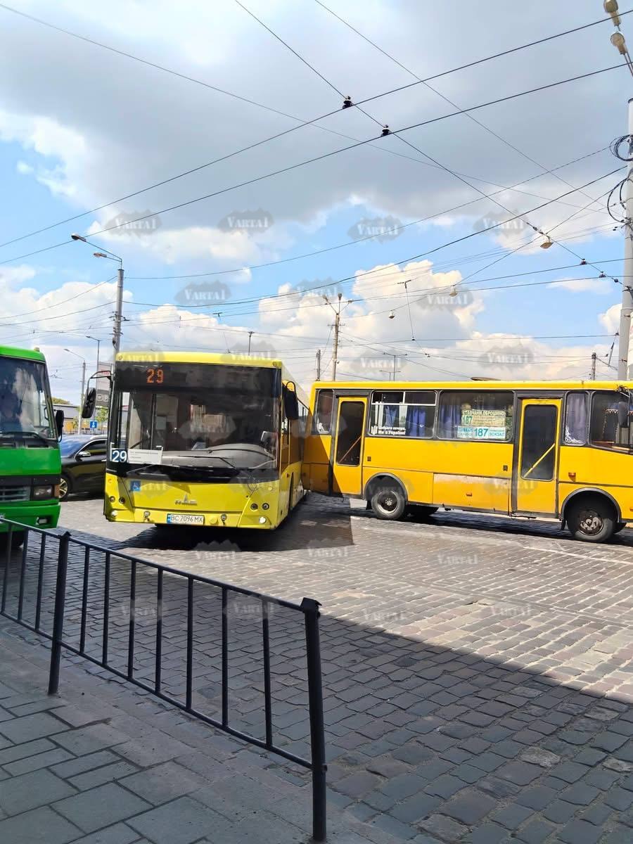 У Львові біля залізничного вокзалу в аварію потрапили дві маршрутки з пасажирами
