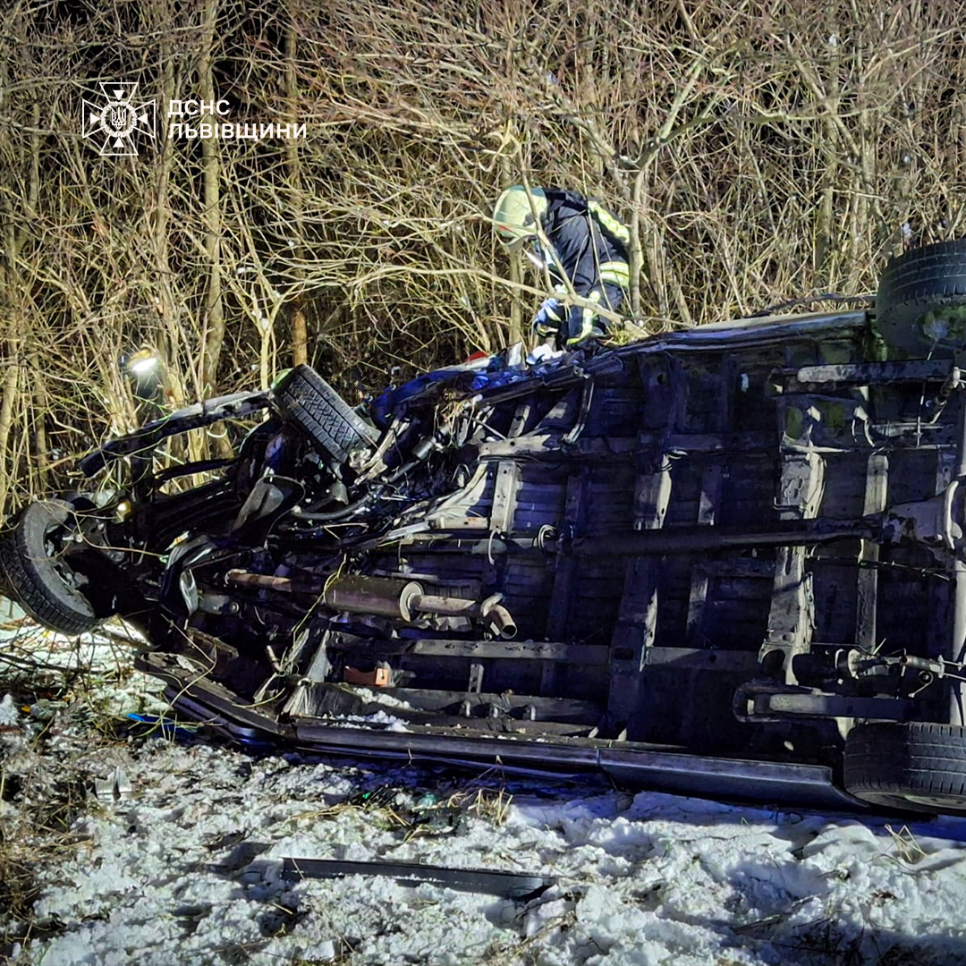 Рятувальники деблокували тіла загиблих і допомогли постраждалим у масштабній ДТП на Львівщині: нові фото з місця трагедії