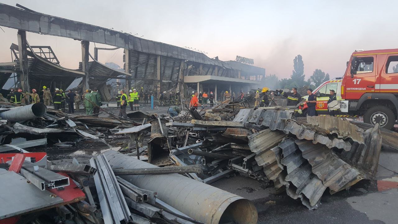 Один потерпілий помер у лікарні: у Кременчуку зростає кількість жертв у ТЦ. Оновлено