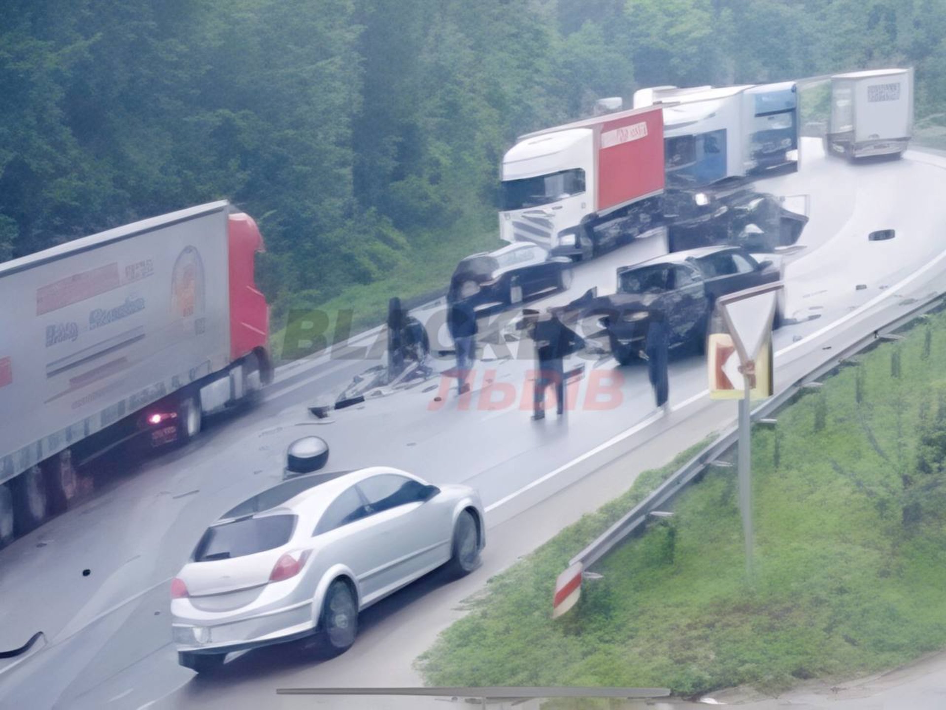 Під Львовом – серйозна ДТП: є травмовані, рух транспорту ускладнений (ВІДЕО)