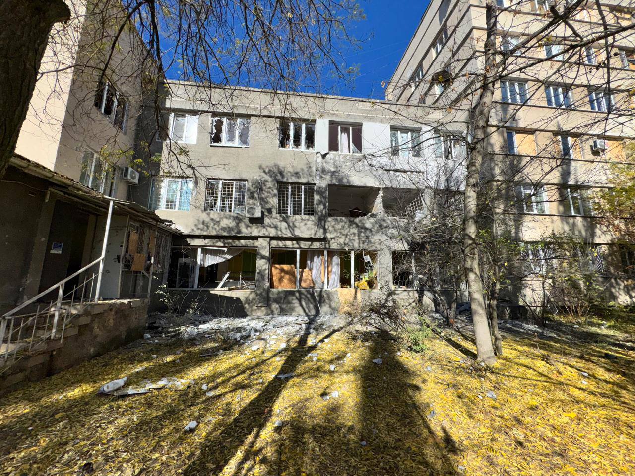 Росія вдарила по дитячій лікарні у Херсоні: серед поранених – діти та медики