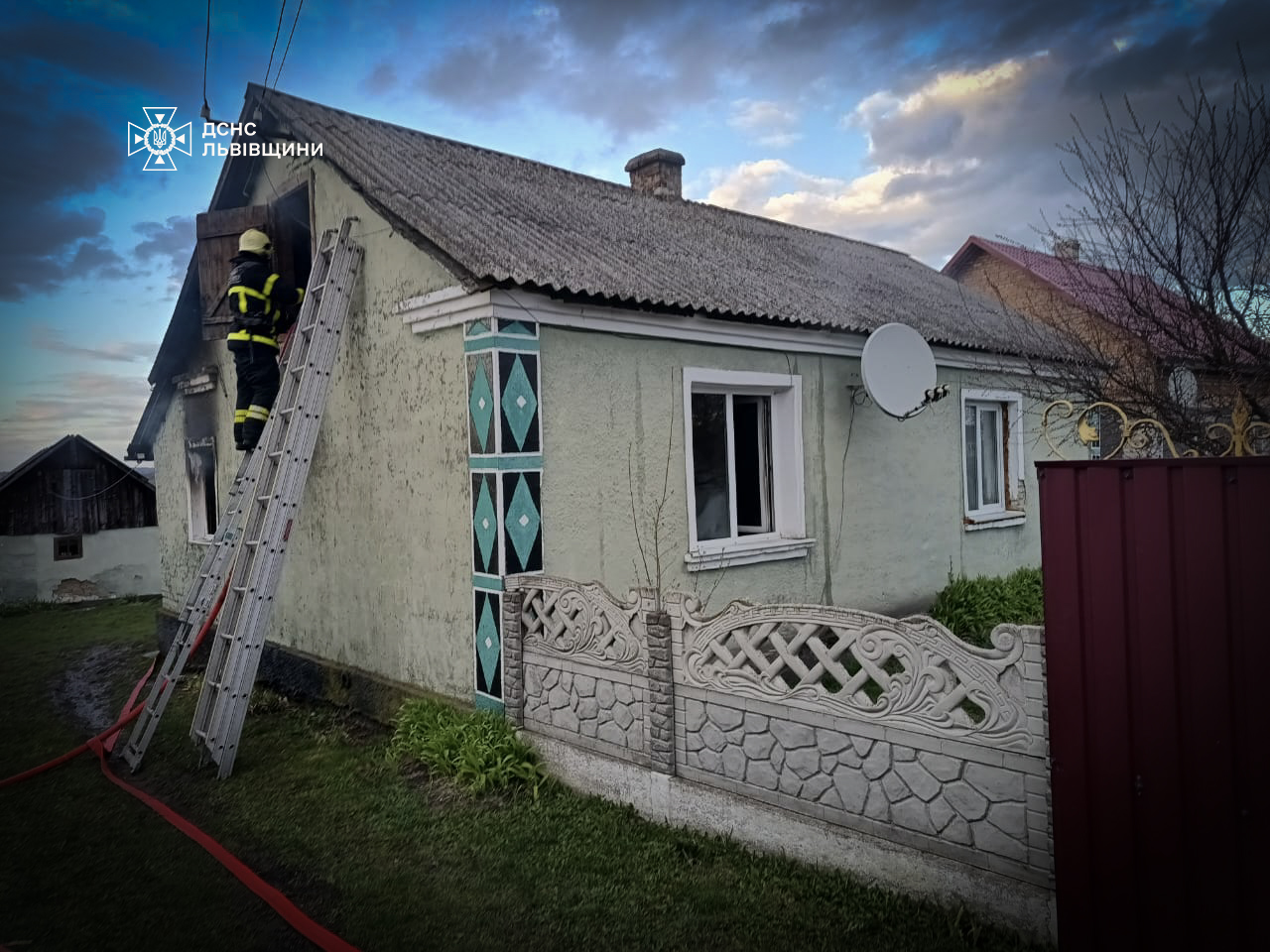 На Львівщині чоловік отримав опіки рук унаслідок пожежі: його забрали в лікарню