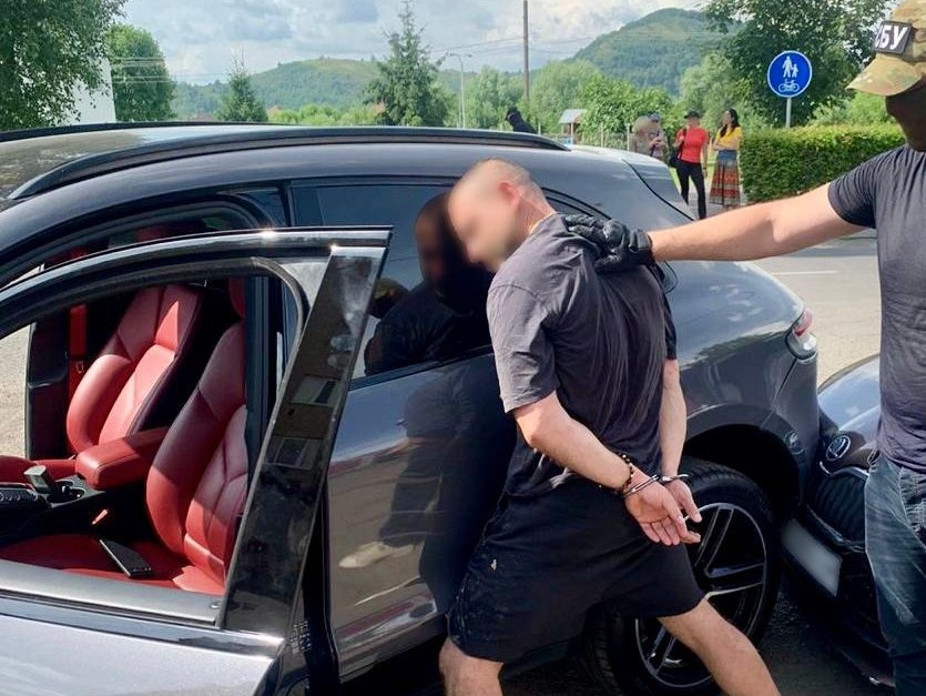 На Закарпатті затримали кримінального авторитета, який організував підрив майна депутата