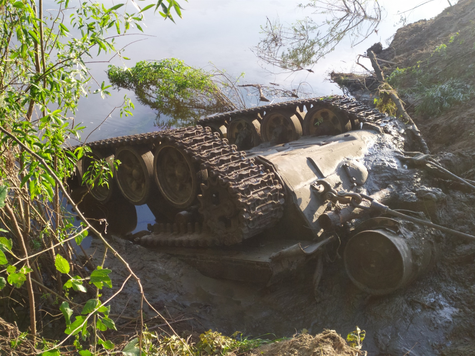 На Чернігівщині з ріки витягнули танки окупантів. Виявили тіла загиблих росіян