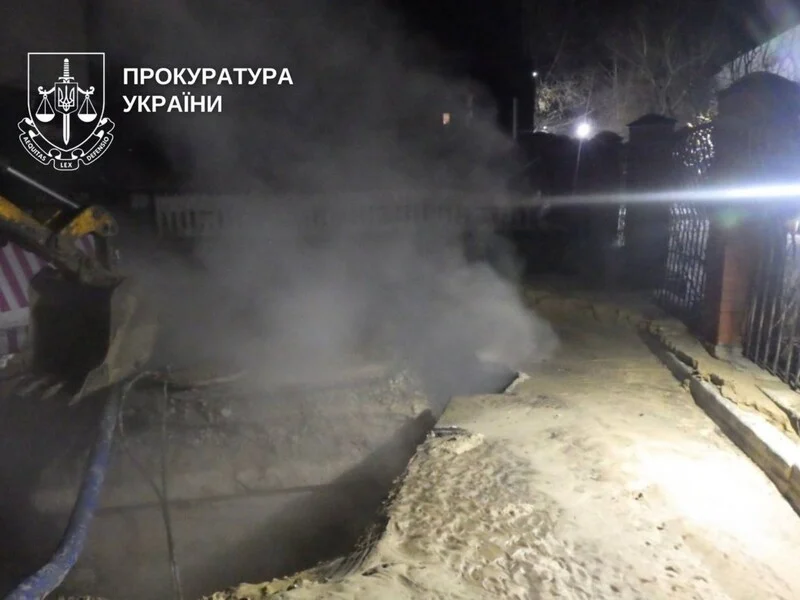 Стало відомо про смерть дівчини-підлітка, яка впала у провалля з окропом на вулиці у Києві
